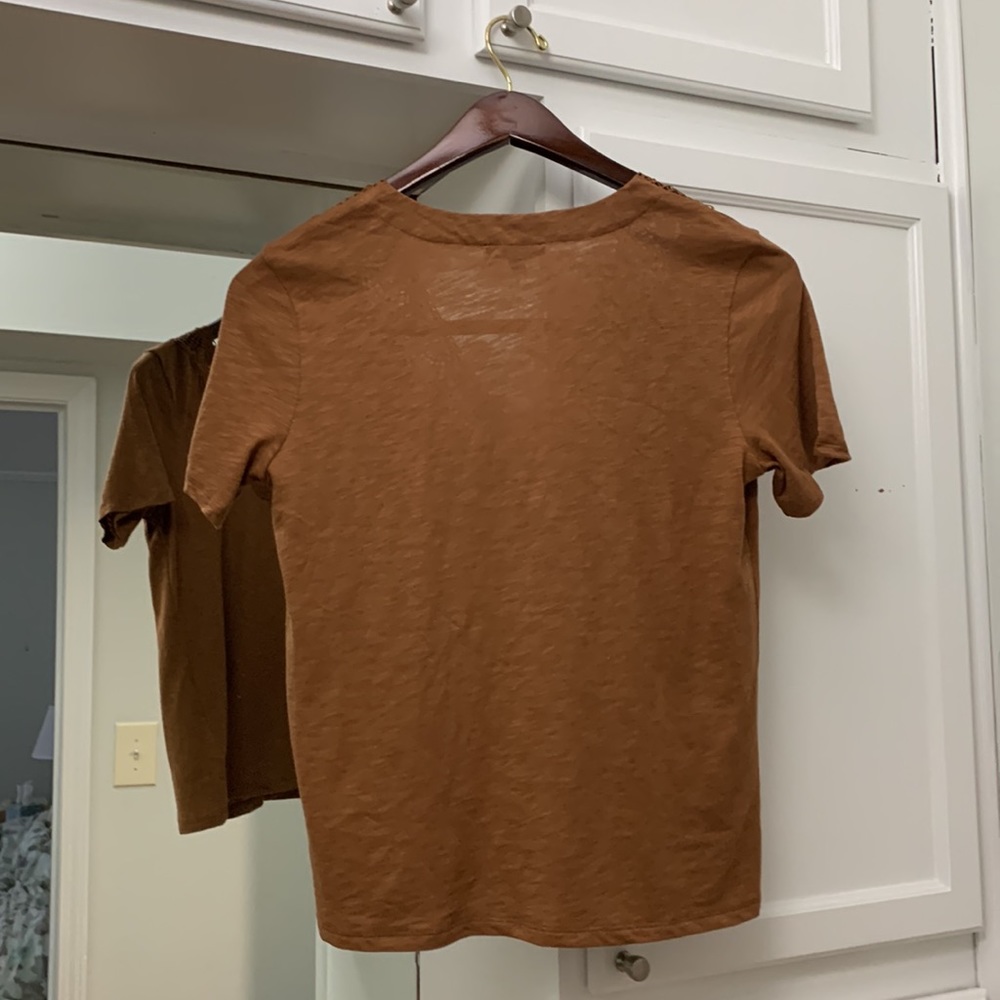 Express Lace V-Neck Tee - Picture 3 of 3